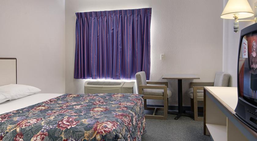 Red Roof Inn Plus+ Houston - Energy Corridor Room photo